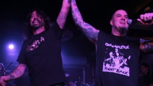 Dave Grohl junto a Phil Anselmo, de Pantera. Foto: Especial.