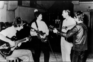 Una de las primeras fotos de Martin en sesión con The Beatles. Foto: Especial.