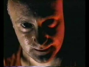 Un close up del Phil Collins malvado. Fotograma del video clip de la canción. Foto:  imvdb.com
