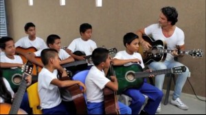 Ricardo Arjona en plena clase de Guitarra con niños de su fundación "Adentro". Foto: Arjoneando.com